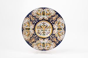 Piatto in maiolica policroma con motivi a grottesche, secolo XIX