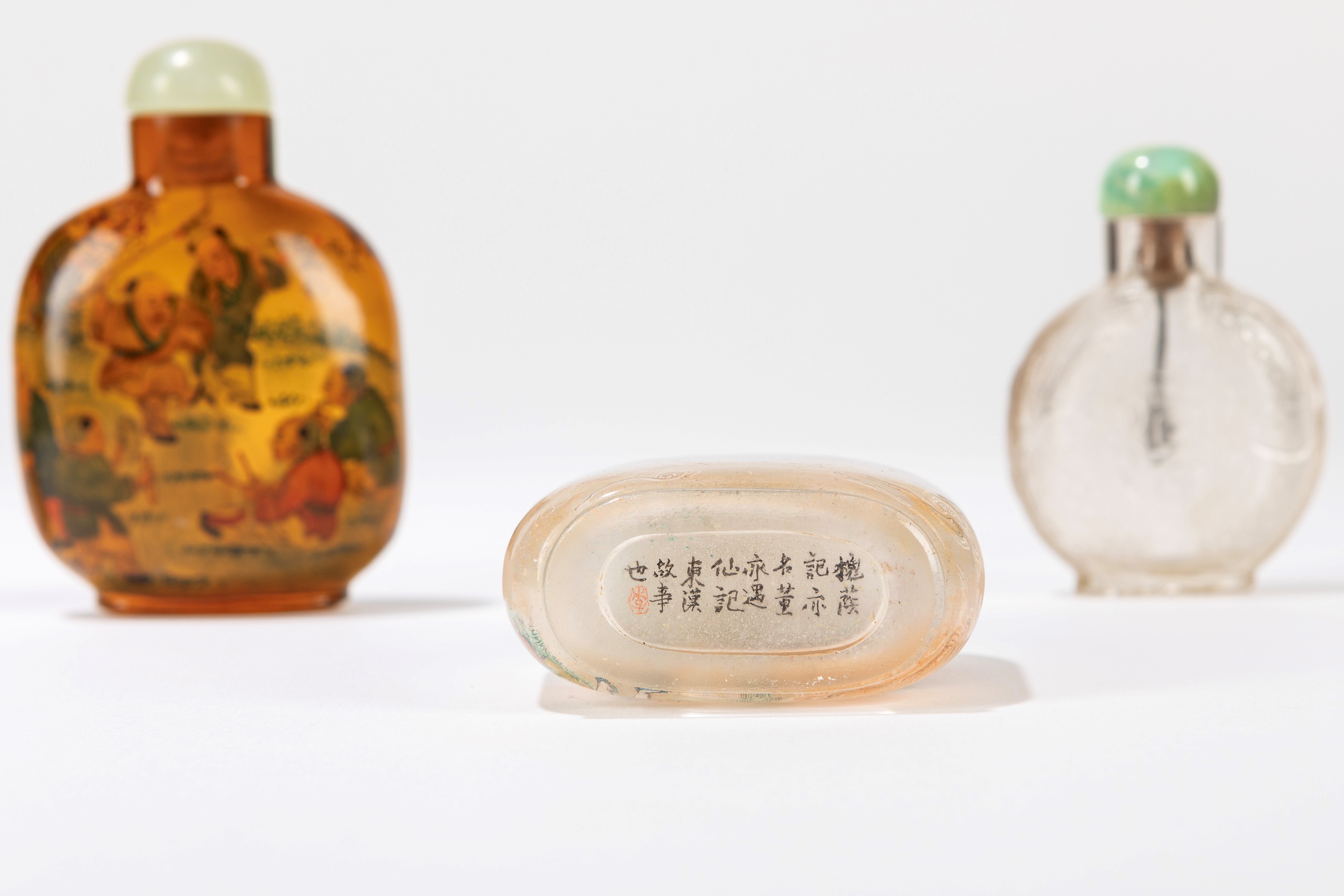 Lotto di quattro snuff bottles in vetro e quarzo