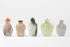 Lotto di cinque snuff bottles in giada e pietre dure