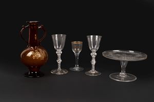 Lotto composto da una bottiglia, tre bicchieri e un'alzata in vetro, secoli XVIII-XIX