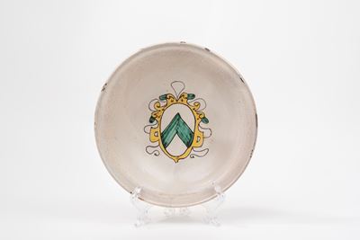 Piatto in Maiolica Bianca con al Centro Stemma Araldico, Secolo XVIII