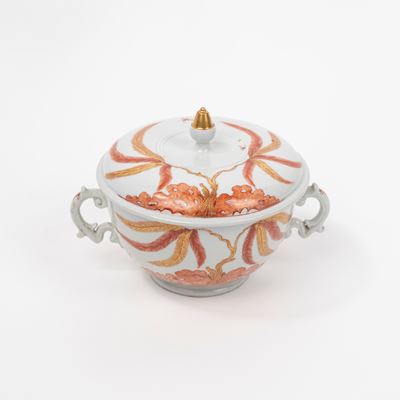 Tazza Biansata con Coperchio in Porcellana, Cina Secolo XVIII