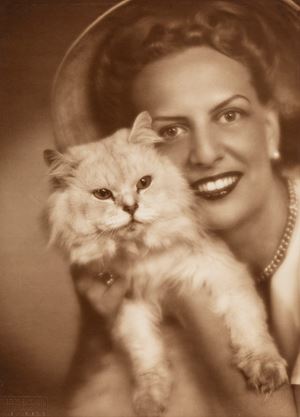 Senza titolo (Donna con gatto)