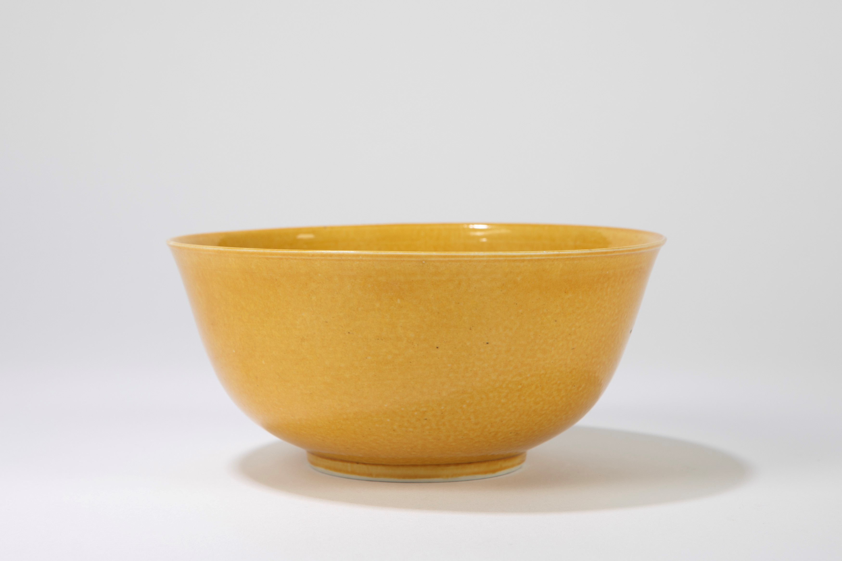 Ciotola in porcellana a fondo giallo