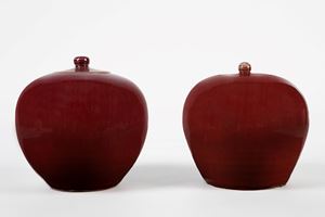 Due vasi ovoidali in porcellana sangue di bue