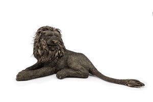 Important sculpture depicting a crouching lion