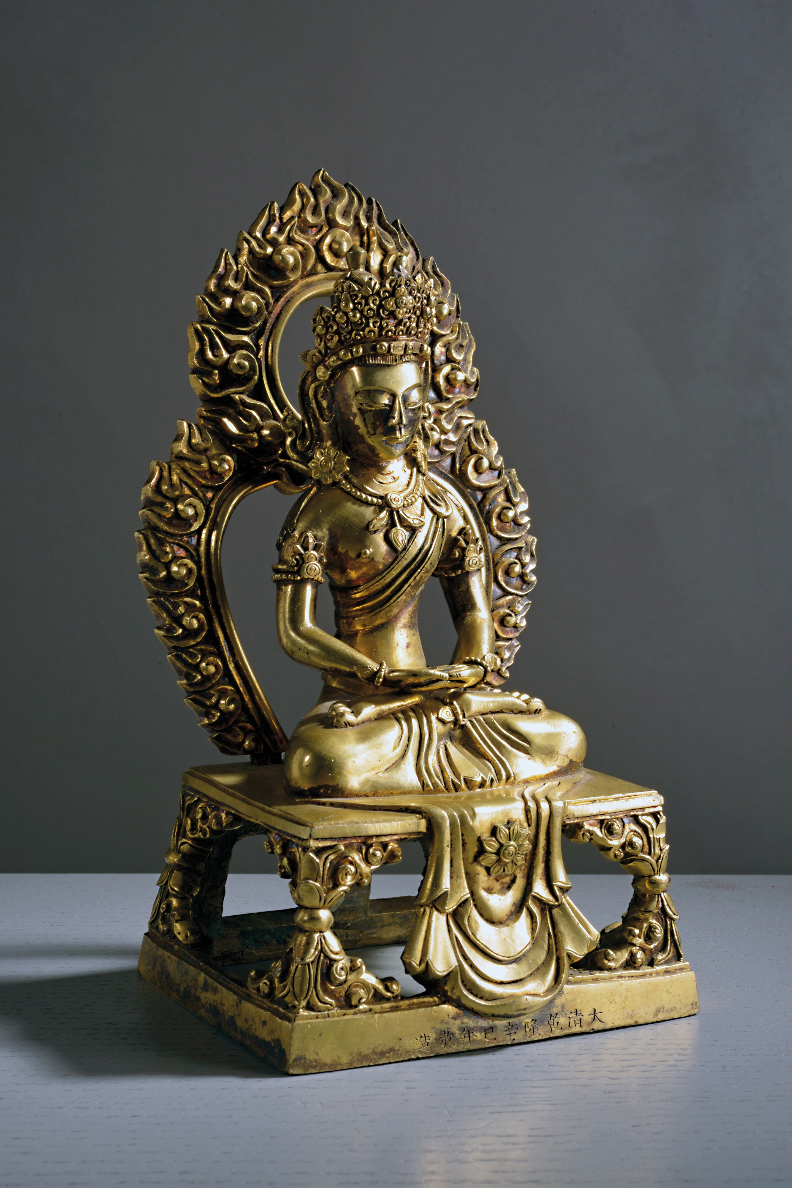 Scultura in bronzo dorato raffigurante Amitayus