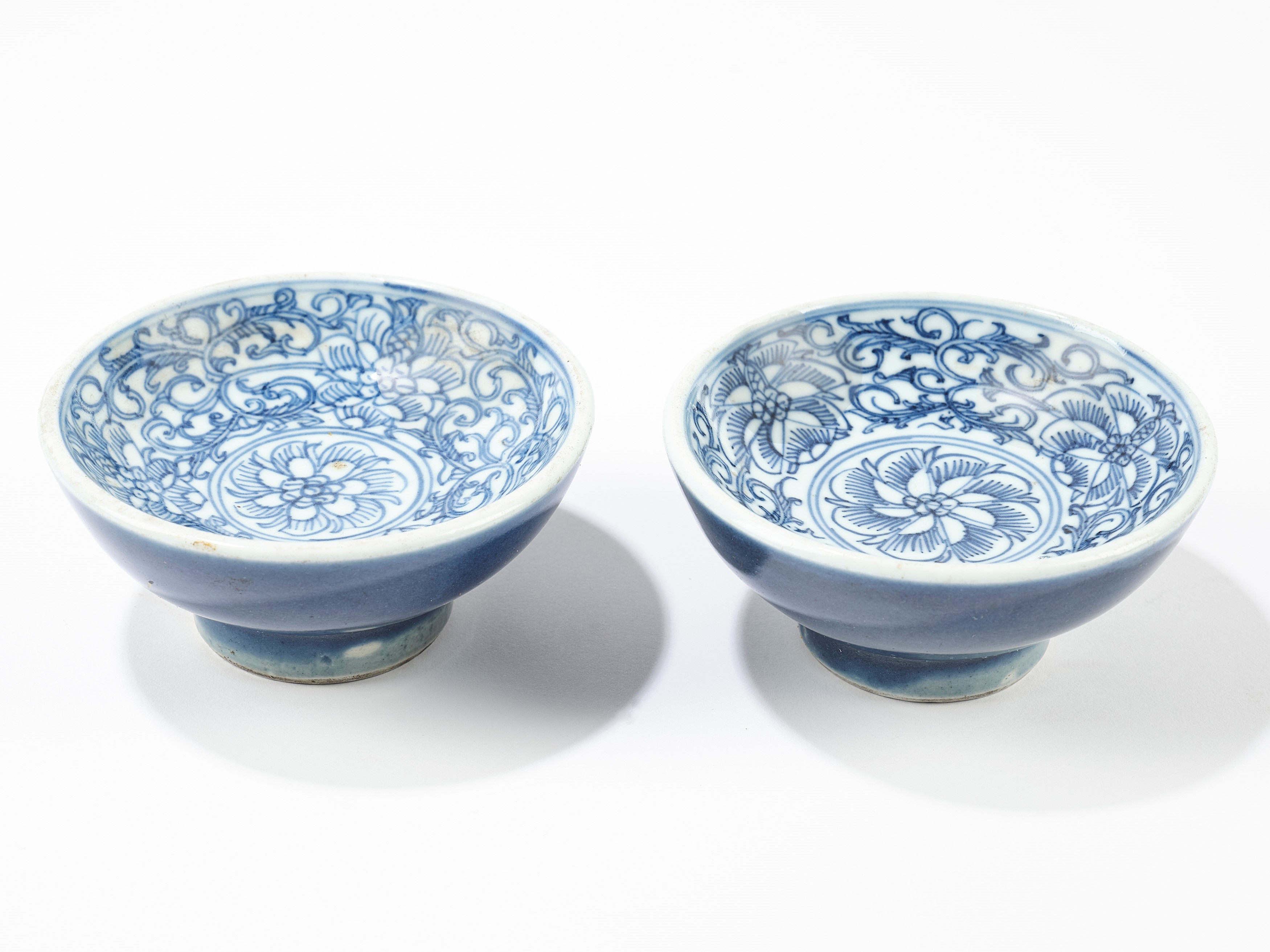 Coppia di ciotole in porcellana bianca e blu