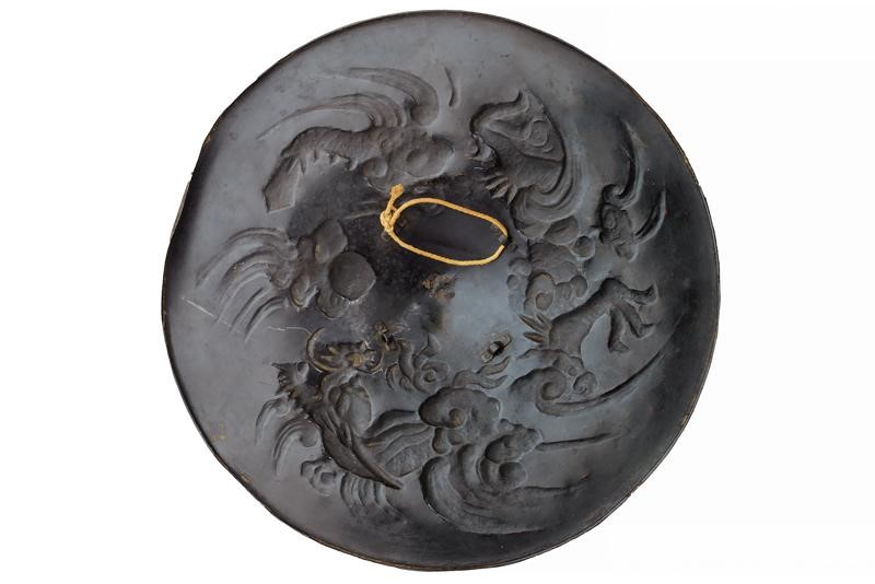 Jingasa in ferro sbalzato