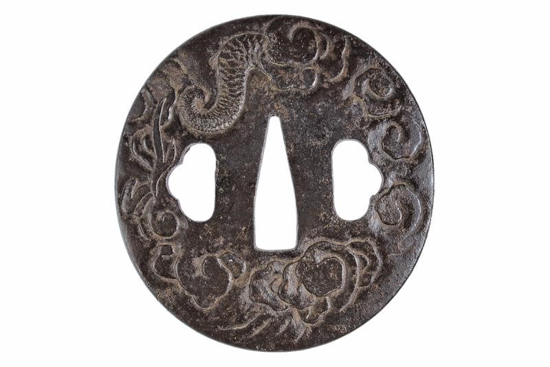 Tsuba con firma Kaga Kuni ju Yasu Saka