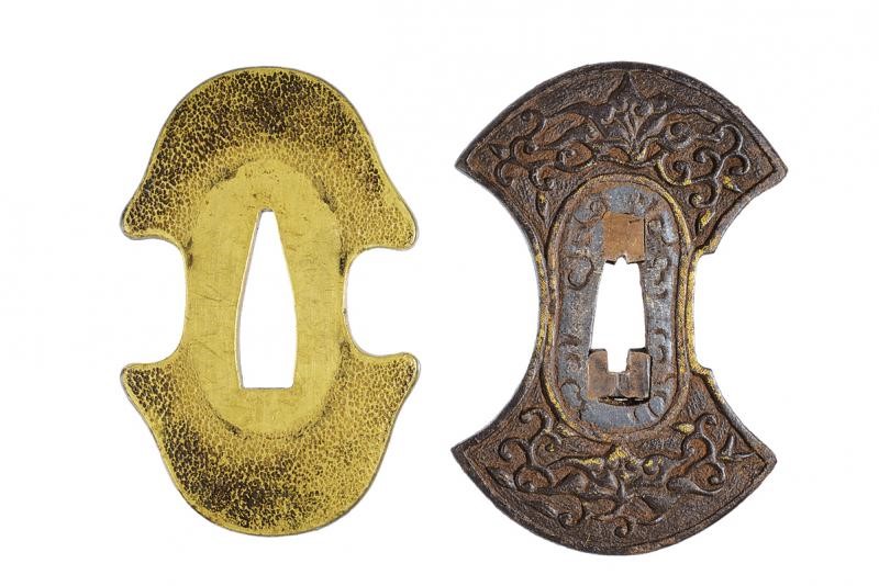 Tsuba, Lotto di due pezzi in ferro e ottone