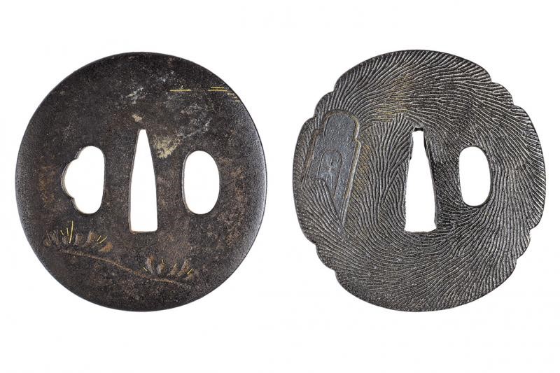 Due tsuba giapponesi, Periodo Edo, ferro inciso e decorazioni in oro