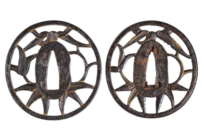 Paio di tsuba per un Daisho, Giappone, Periodo Edo, ferro, decorazioni in oro