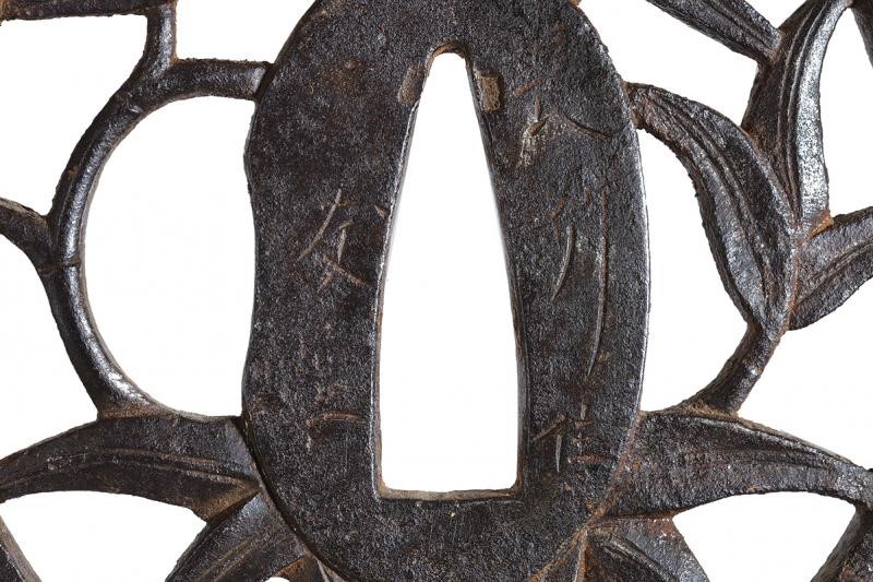 Paio di tsuba per un Daisho, Giappone, Periodo Edo, ferro, decorazioni in oro