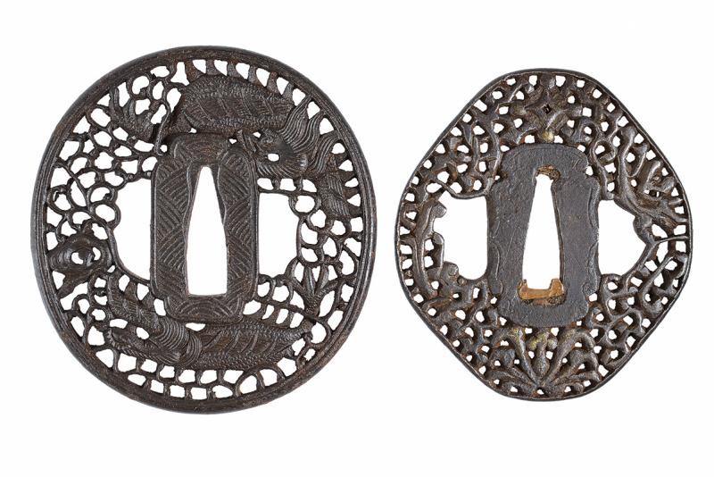Lotto di due tsuba in stile Nanban, Giappone, Periodo Edo (1603-1867)