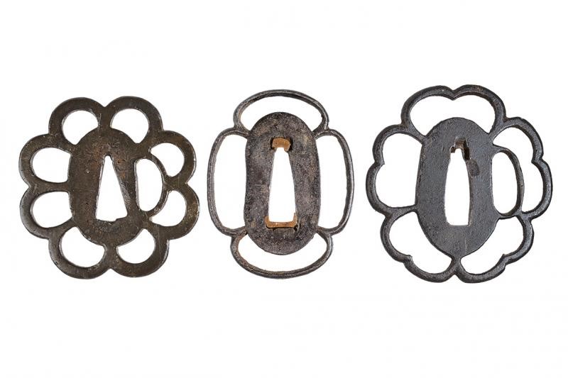 Lotto di tre tsuba giapponesi, ferro e bronzo, XIX secolo