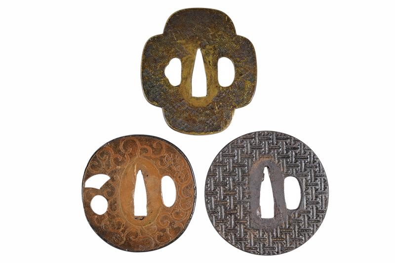 Lotto di tre tsuba giapponesi del XIX secolo