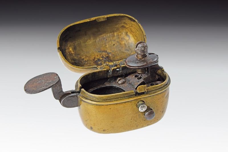 Rarissimo accendino da viaggio a pietra focaia