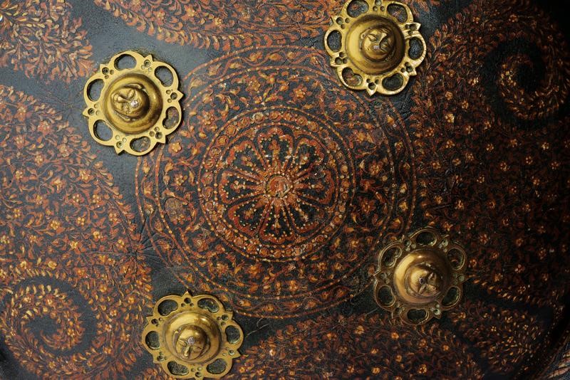 Oggetto d'arte indiana, Dhal in cuoio decorato con borchie in ottone