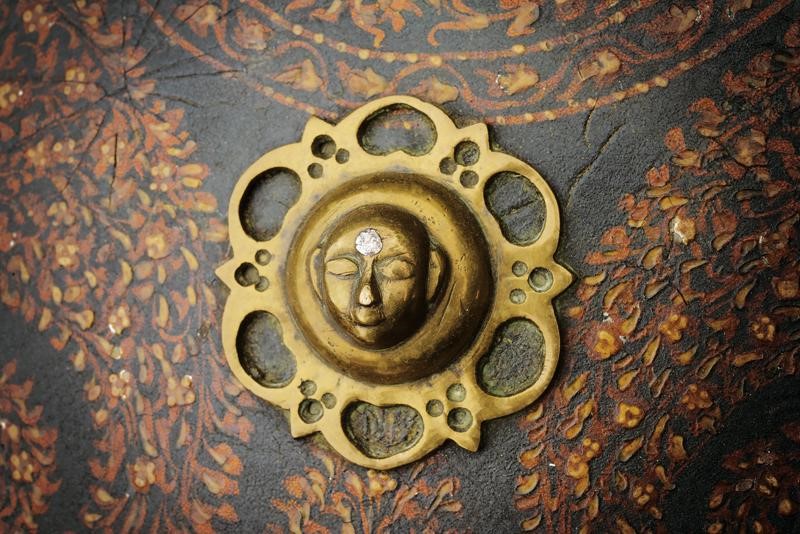 Oggetto d'arte indiana, Dhal in cuoio decorato con borchie in ottone