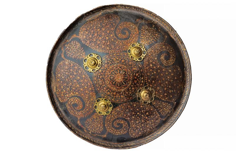 Oggetto d'arte indiana, Dhal in cuoio decorato con borchie in ottone
