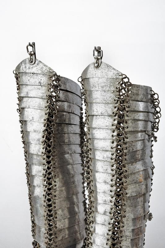 Paio di rari schinieri con scarpe a lame