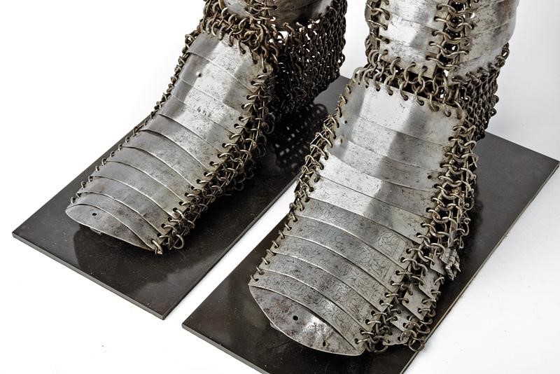 Paio di rari schinieri con scarpe a lame