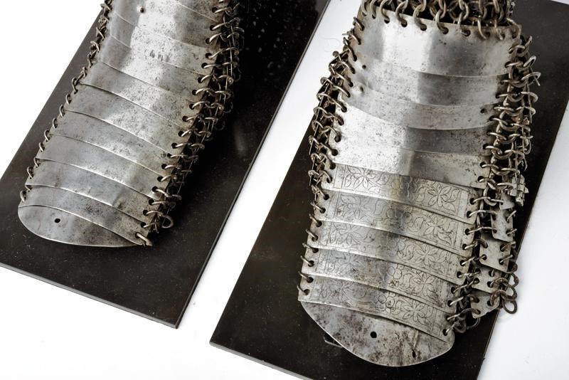 Paio di rari schinieri con scarpe a lame