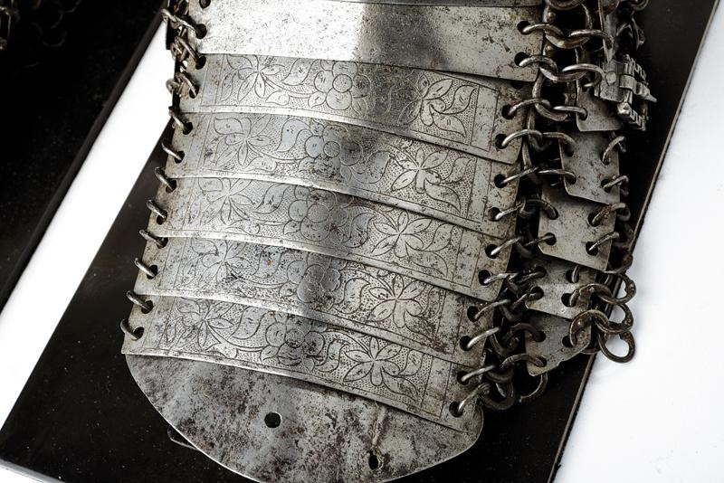 Paio di rari schinieri con scarpe a lame