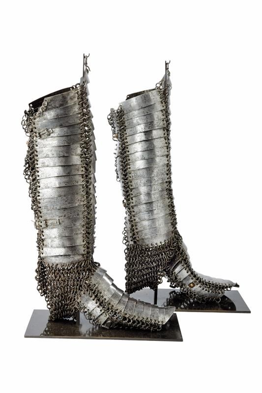 Paio di rari schinieri con scarpe a lame