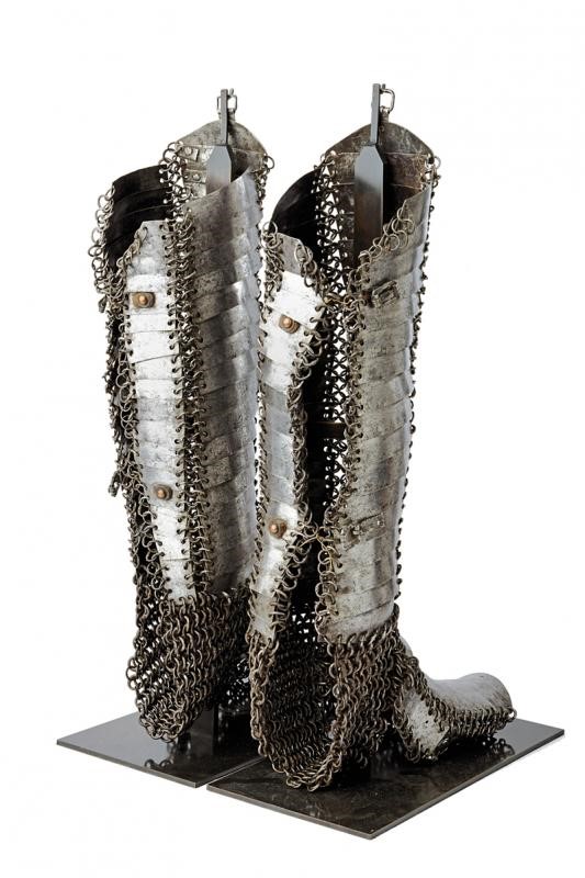 Paio di rari schinieri con scarpe a lame