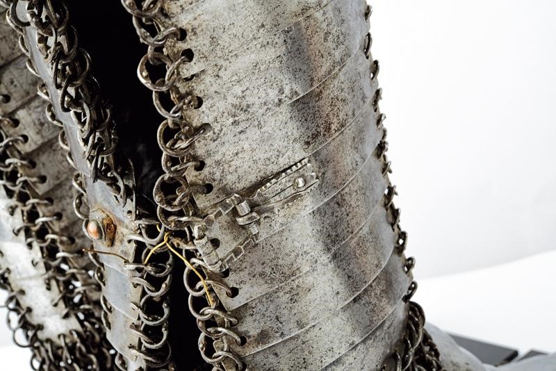 Paio di rari schinieri con scarpe a lame