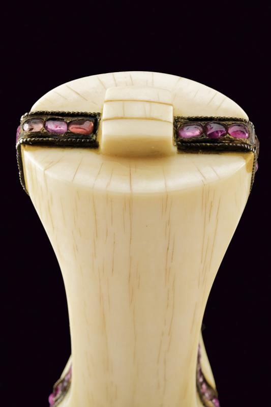 Raffinata jambiya decorata con pietre