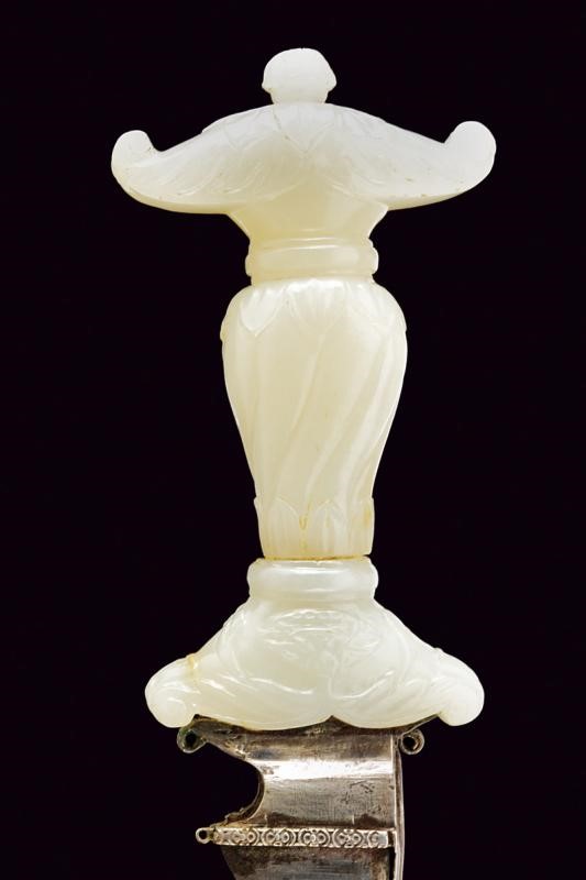 Bel pugnale con impugnatura in giada