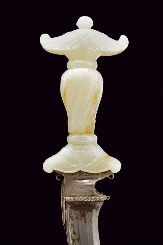 Bel pugnale con impugnatura in giada