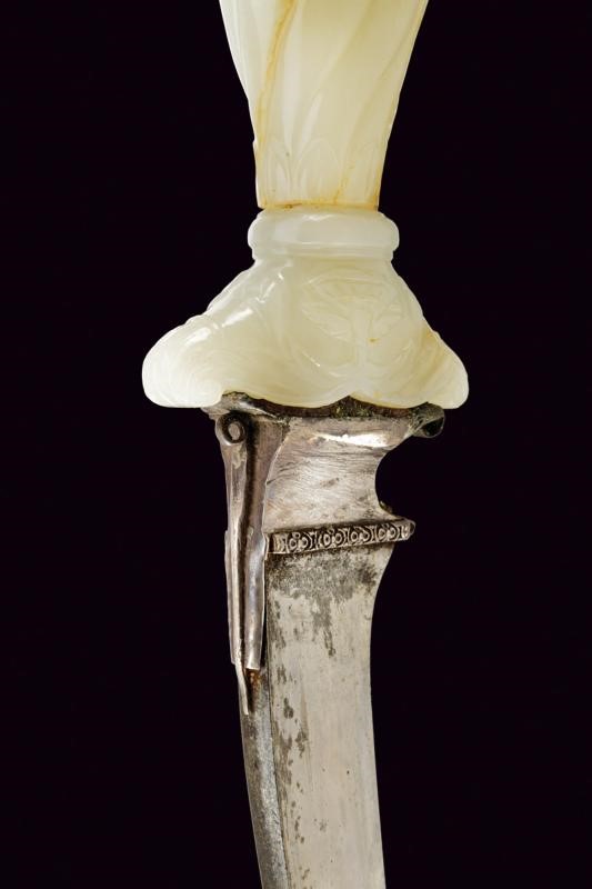 Bel pugnale con impugnatura in giada