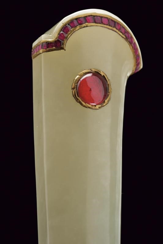 Bellissimo kard con impugnatura in giada decorata con rubini
