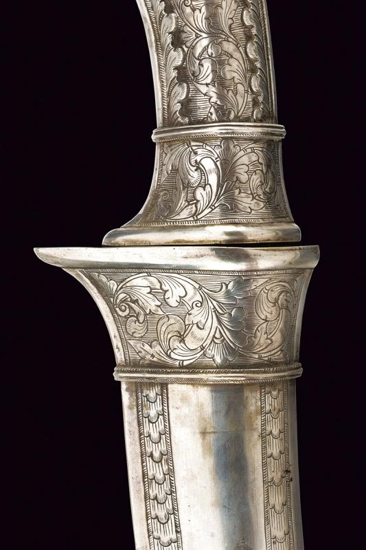 Bel golok con fornimenti in argento