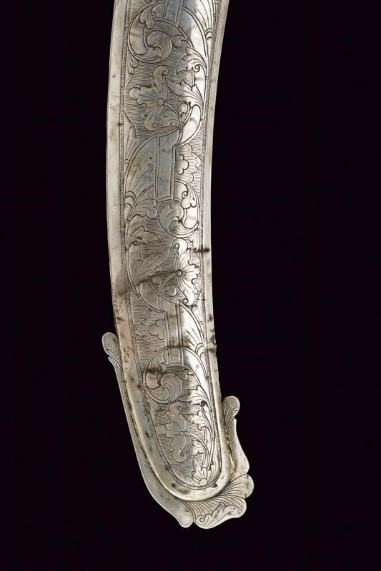 Bel golok con fornimenti in argento