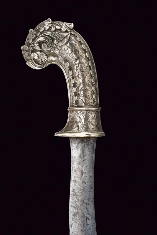 Bel golok con fornimenti in argento