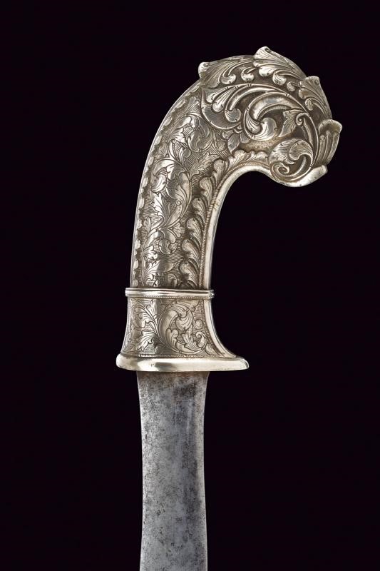 Bel golok con fornimenti in argento