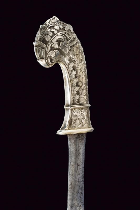 Bel golok con fornimenti in argento