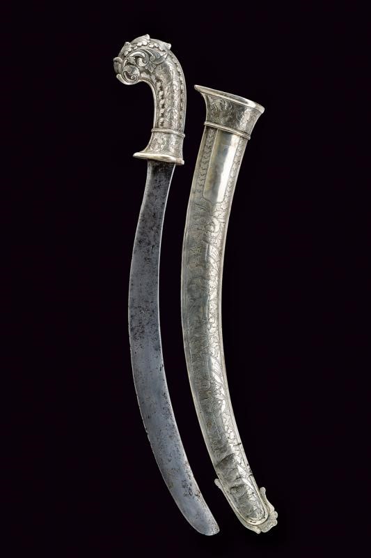 Bel golok con fornimenti in argento