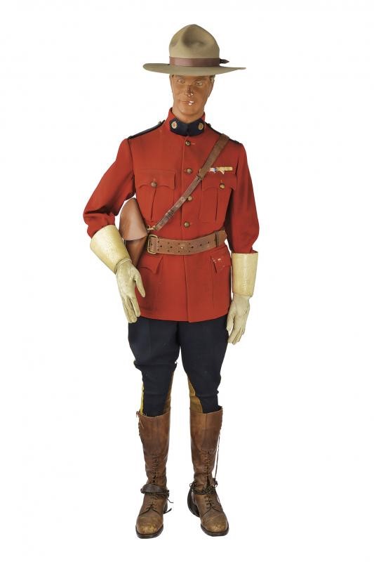 Uniforme del North-West Mounted Police, giubba rossa del 1920 circa montata su manichino