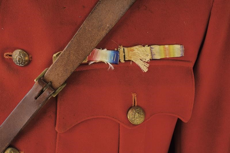 Uniforme del North-West Mounted Police, giubba rossa del 1920 circa montata su manichino