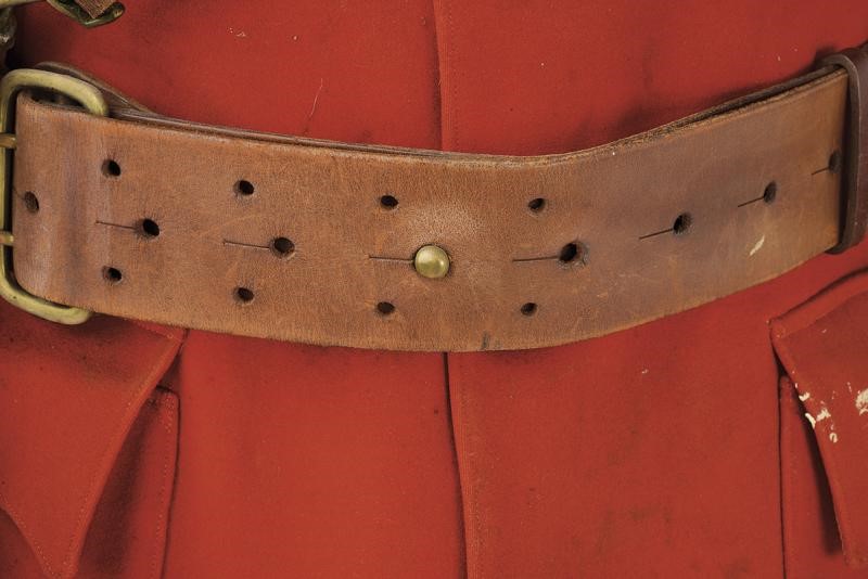 Uniforme del North-West Mounted Police, giubba rossa del 1920 circa montata su manichino