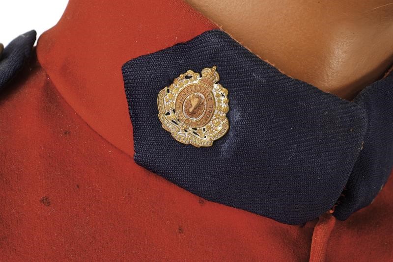 Uniforme del North-West Mounted Police, giubba rossa del 1920 circa montata su manichino