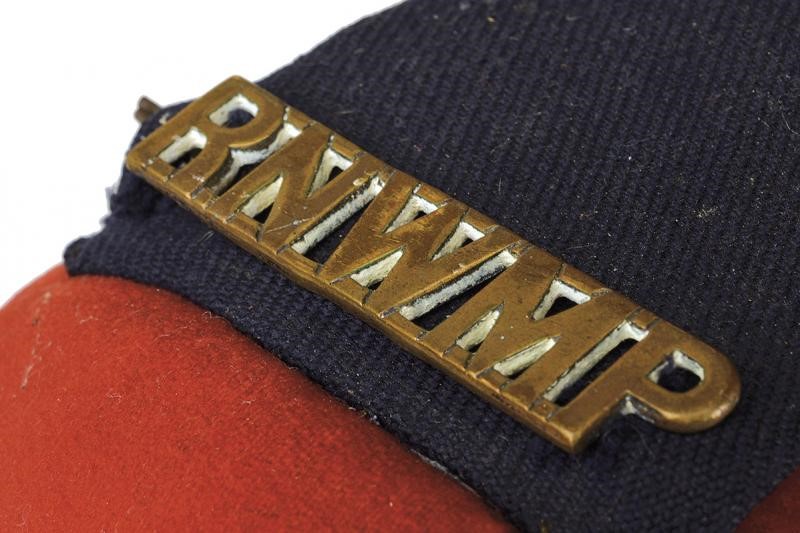 Uniforme del North-West Mounted Police, giubba rossa del 1920 circa montata su manichino