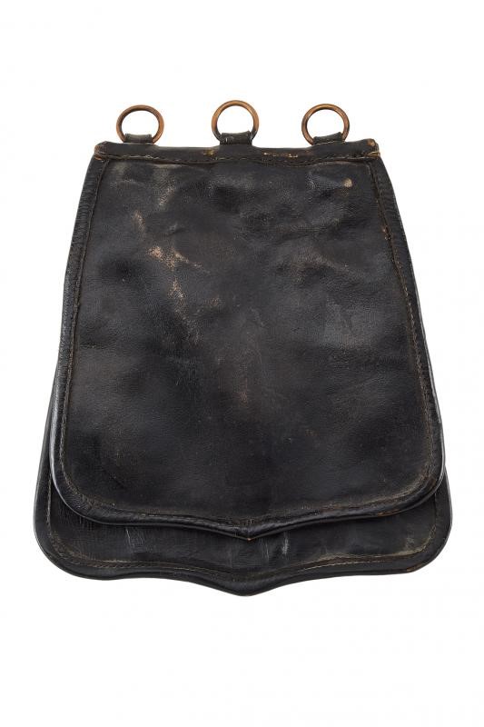 Sabretache da ussari, cuoio nero con stemma dorato
