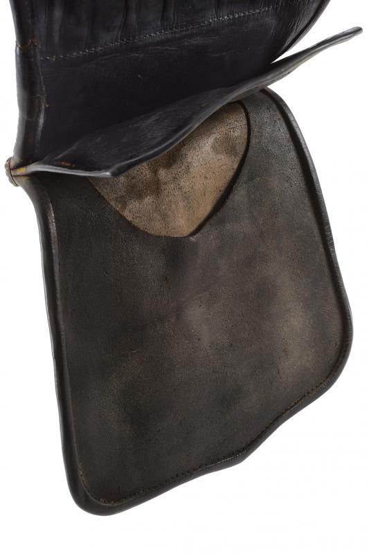 Sabretache da ussari, cuoio nero con stemma dorato